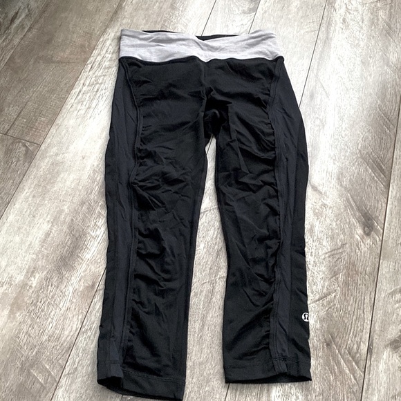 Lululemon 3/4 legging with zipper on the waist - Picture 1 of 4